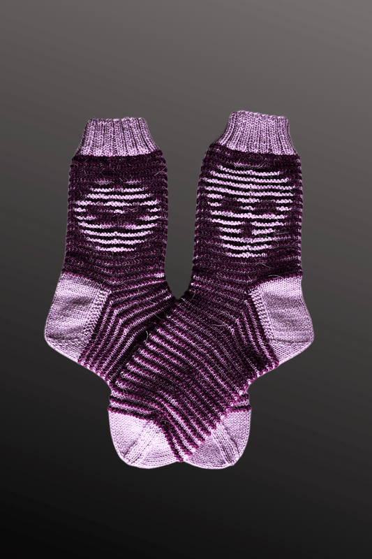 Schattenstrick Socken Kissed By Death - Totenschädel