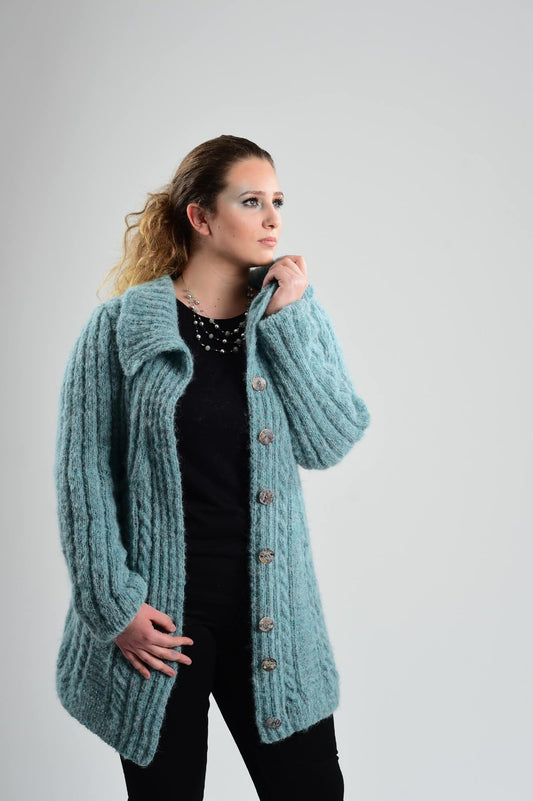 Jacke Zuzsanna aus Bremont Joana Brushed -  selber stricken -  Schön mit Zopfmuster