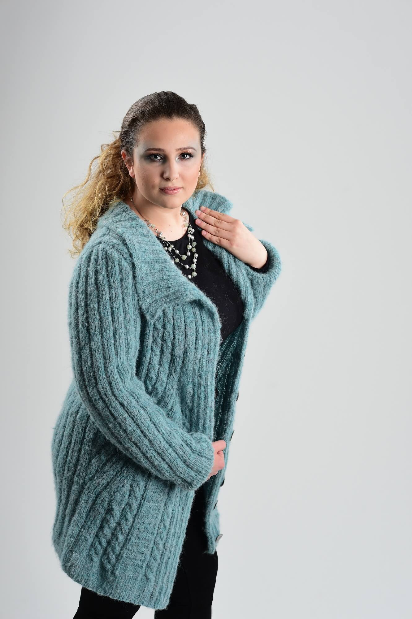 Jacke Zuzsanna aus Bremont Joana Brushed - selber stricken - Schön mit Zopfmuster