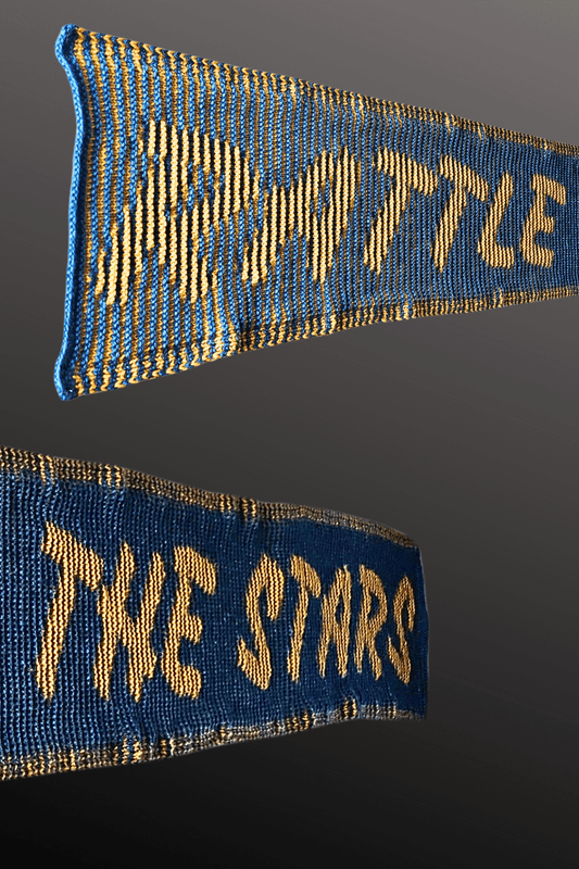 Schattenstrick Schal Rattle The Stars - Schriftzug