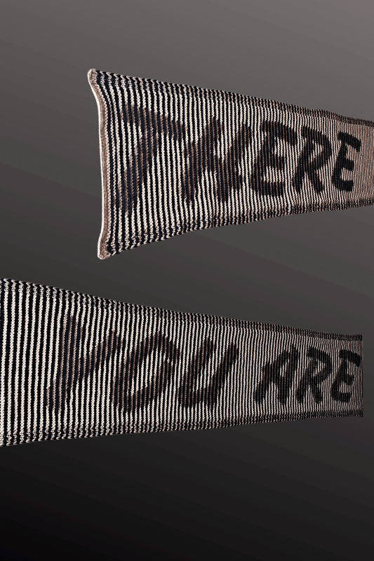 Schattenstrick Schal There You Are - Schriftzug