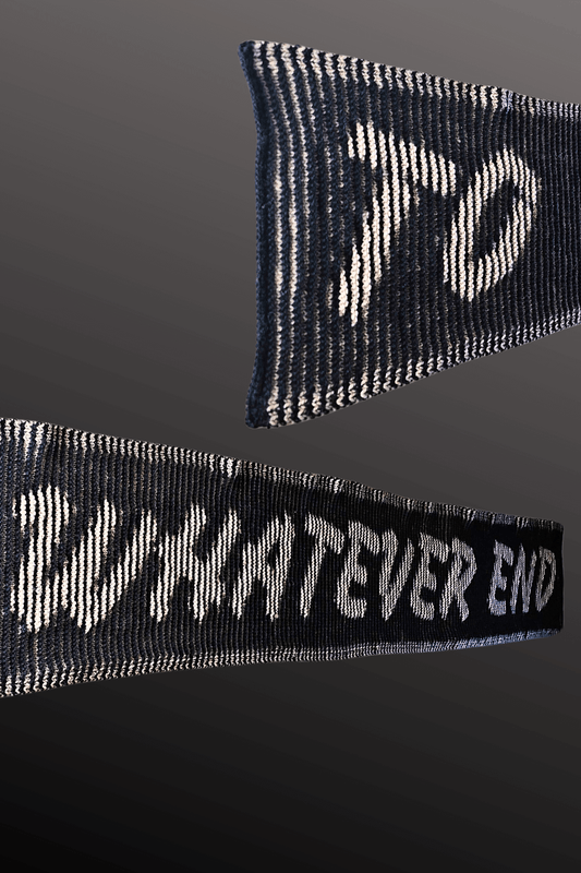 Schattenstrick Schal To Whatever End - Schriftzug