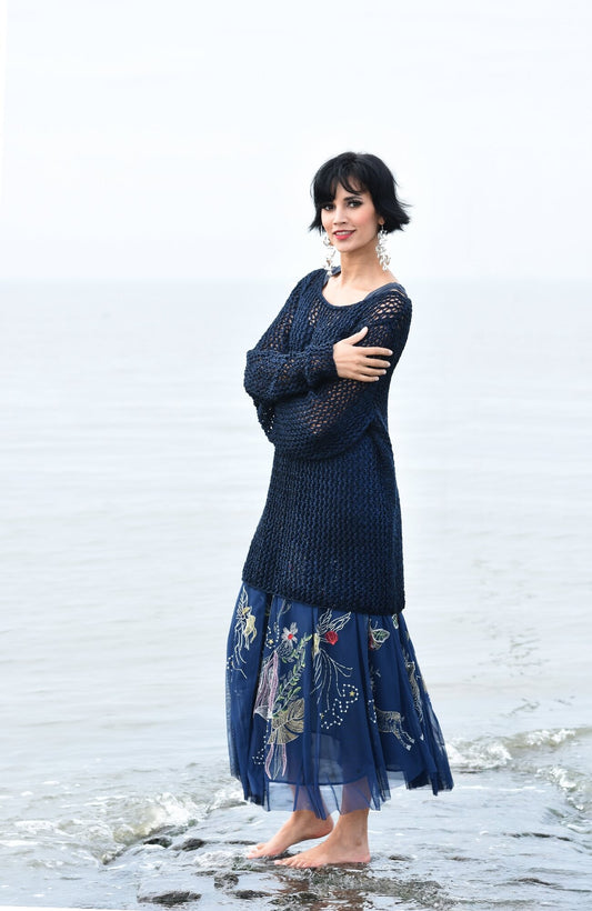 Fließenden Sommerpullover mit weitmaschigem Muster stricken