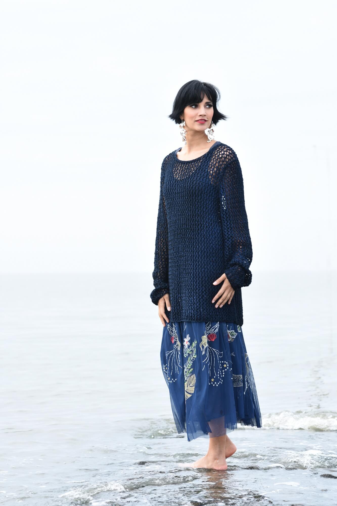 Fließenden Sommerpullover mit weitmaschigem Muster stricken