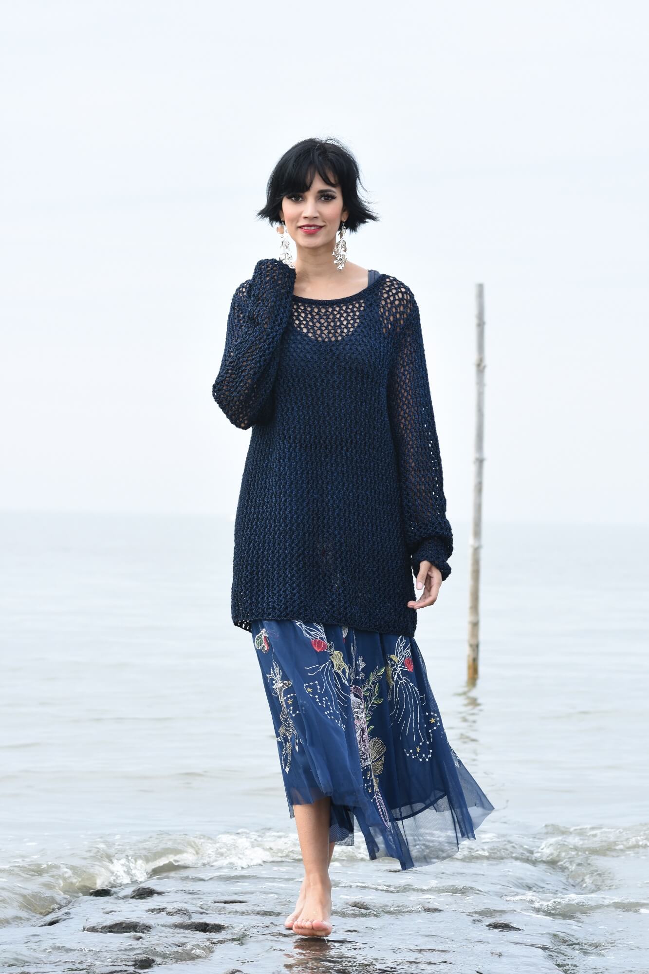 Fließenden Sommerpullover mit weitmaschigem Muster stricken