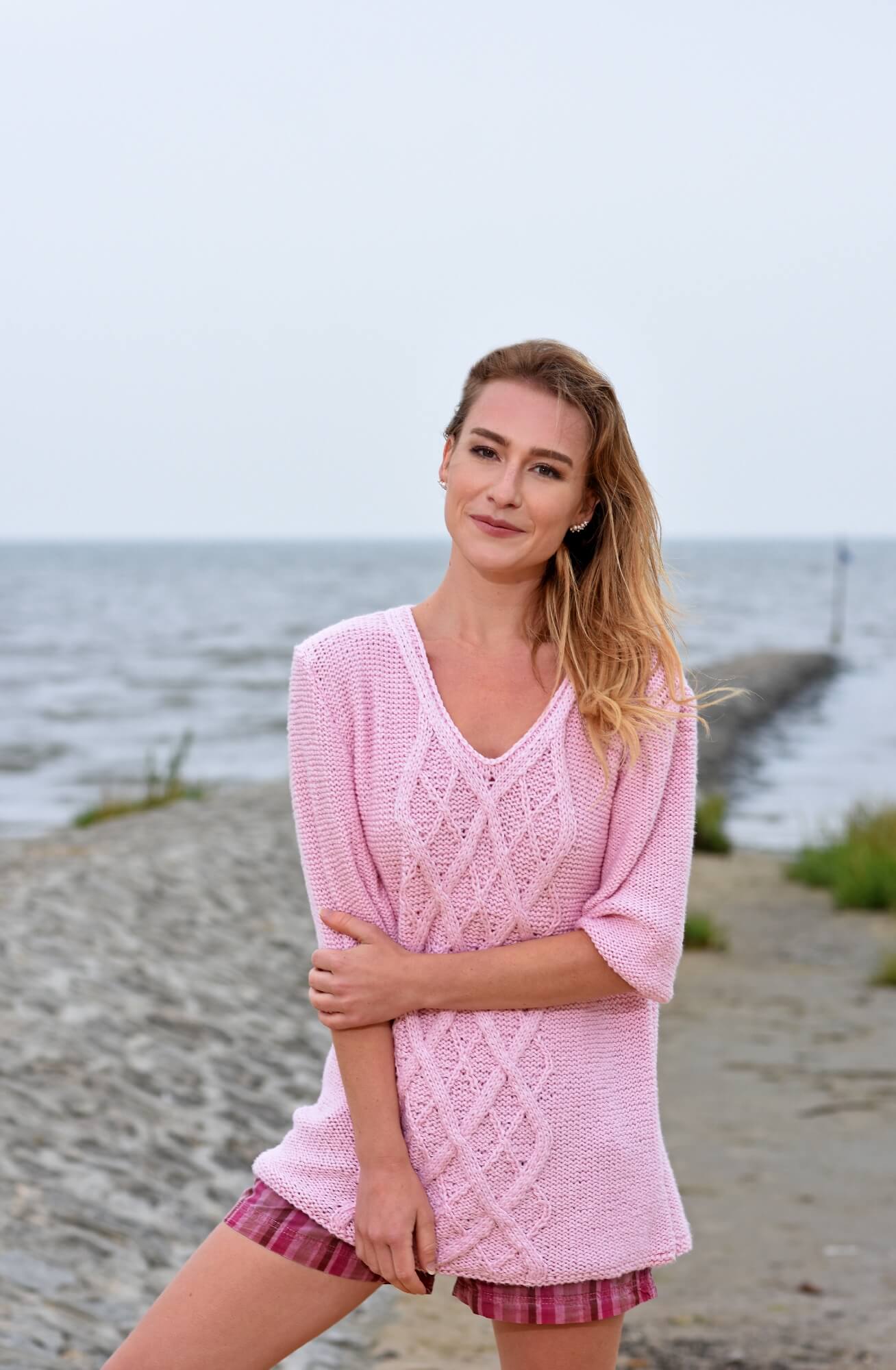 Kurzärmligen Pullover mit Zopfmuster stricken