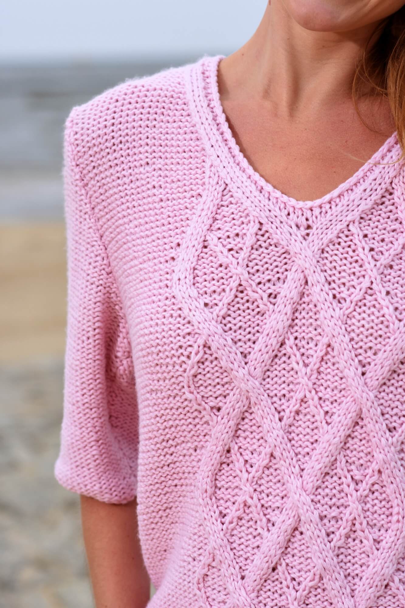 Kurzärmligen Pullover mit Zopfmuster stricken