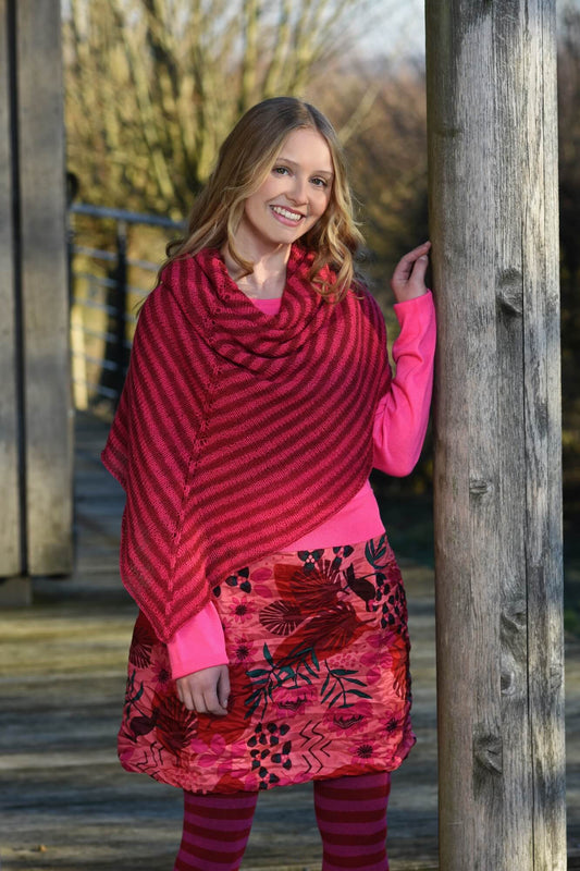 Tuch mit spinnennetzartigen Streifen stricken