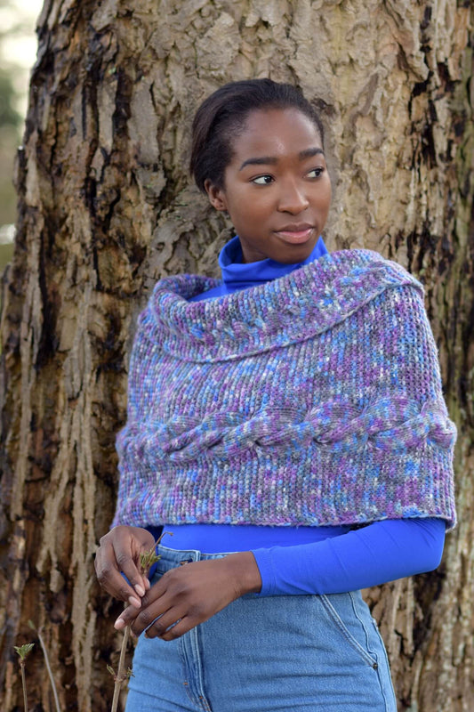 Poncho mit Zopfmuster stricken