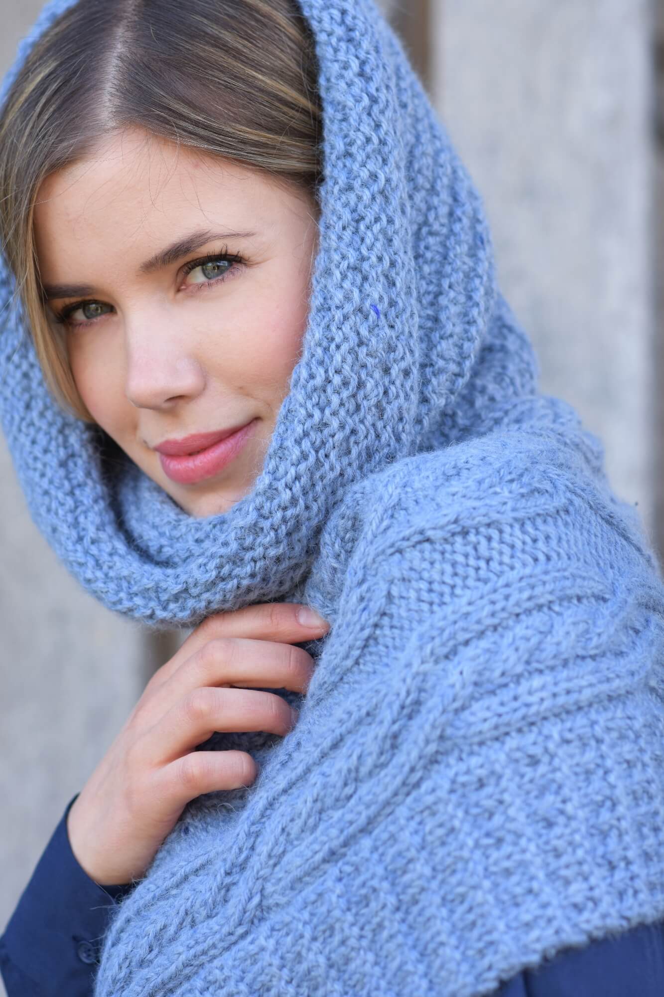 Poncho mit Zopfmustern stricken
