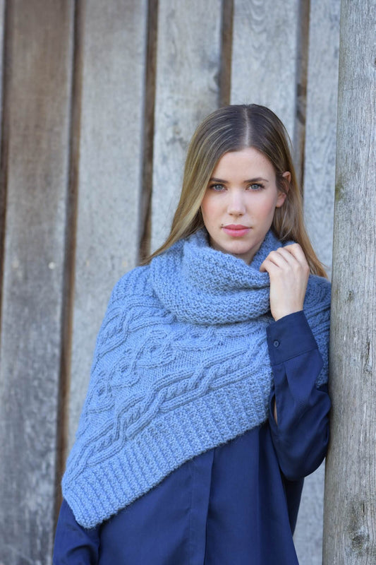 Poncho mit Zopfmustern stricken