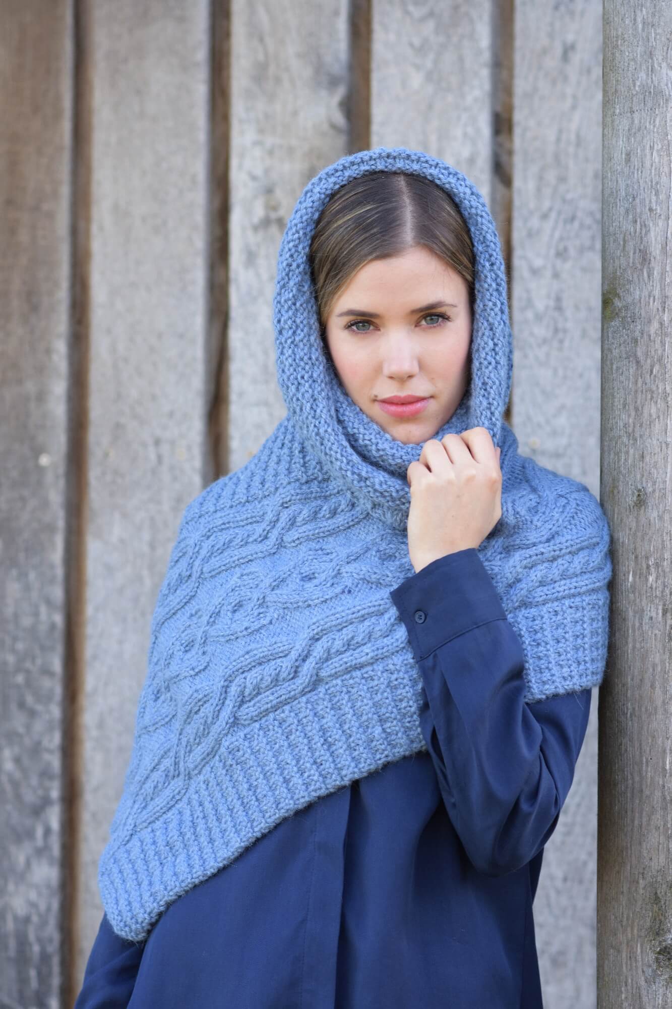 Poncho mit Zopfmustern stricken