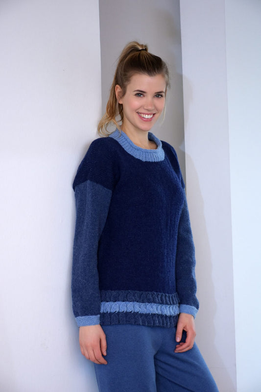 Pullover in verschiedenen Blautönen stricken