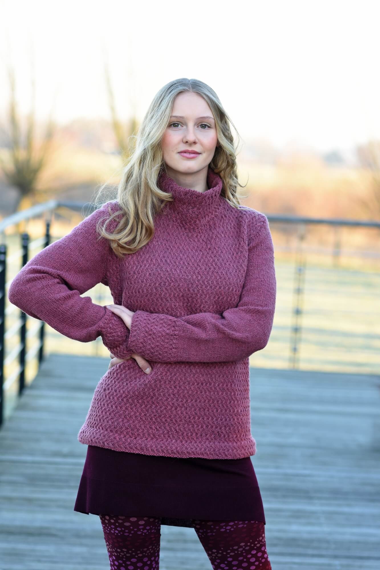 Schlichten Pullover mit interessantem Muster im Vorderteil stricken