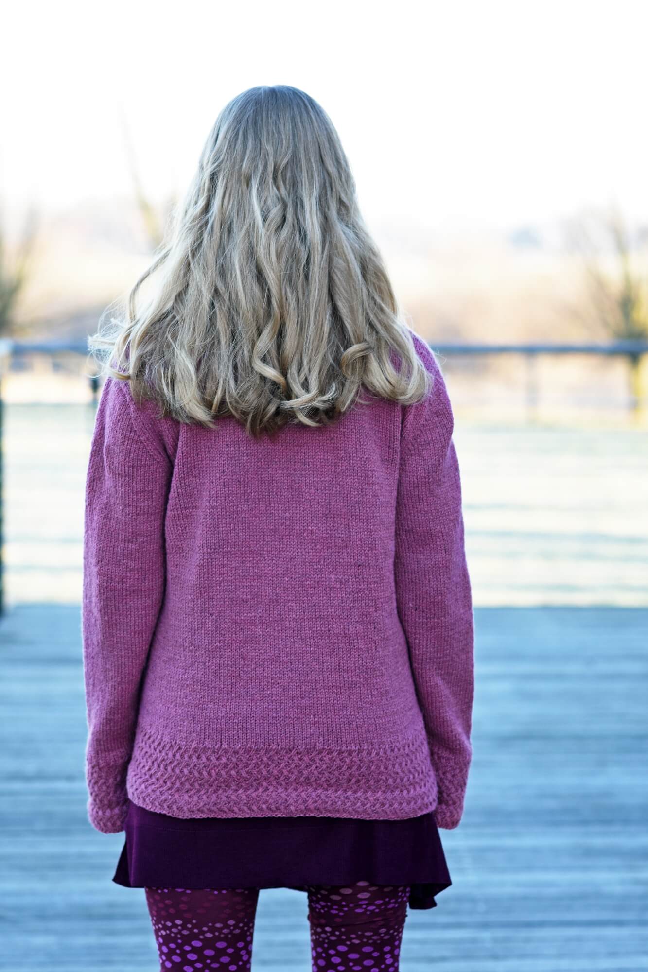 Schlichten Pullover mit interessantem Muster im Vorderteil stricken