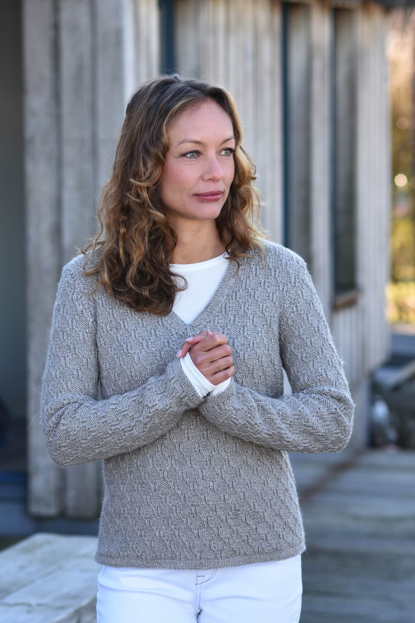 Pullover mit V-Ausschnitt und Rechts-Links-Muster stricken