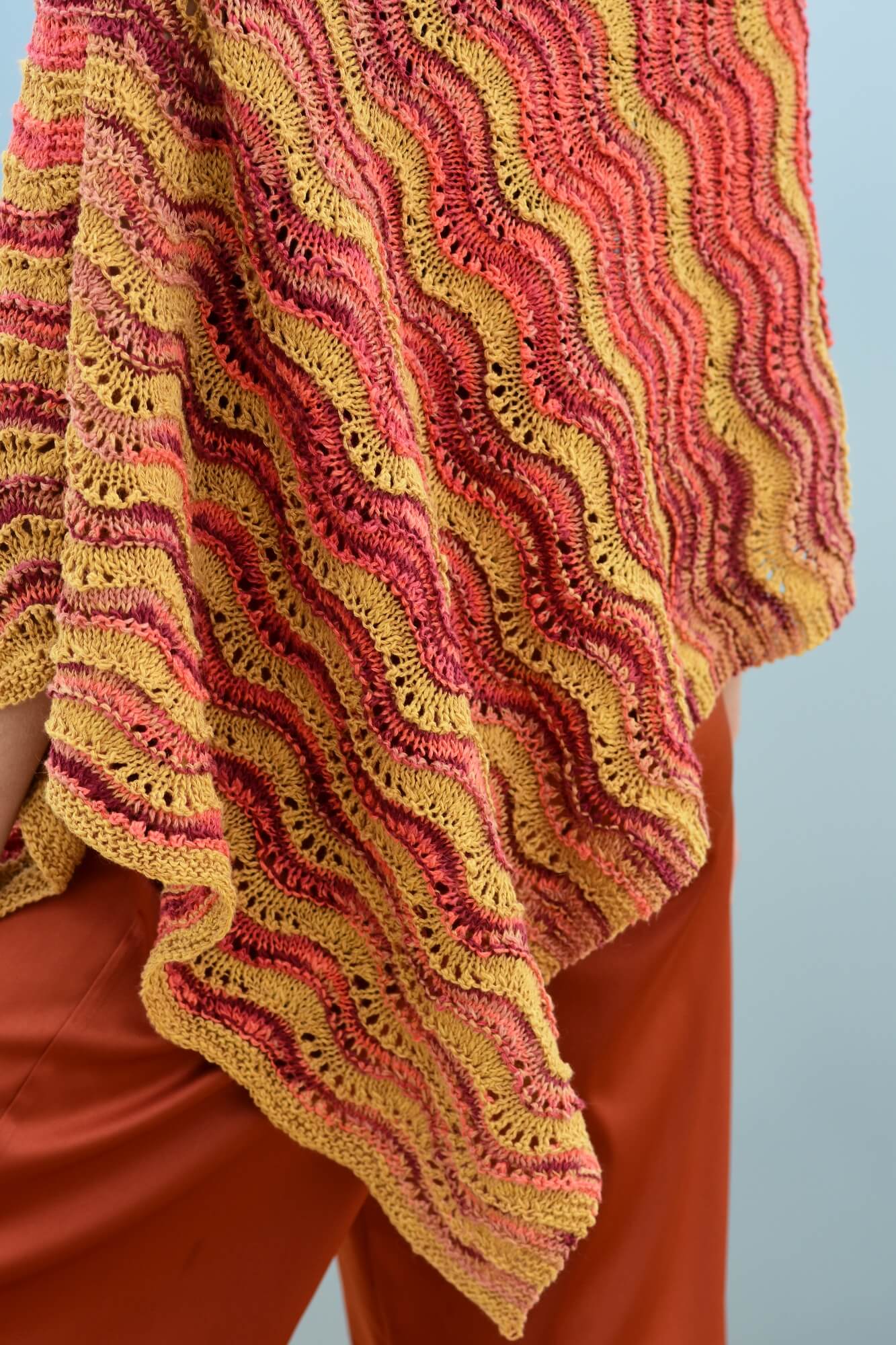 Poncho mit Wellenmuster stricken