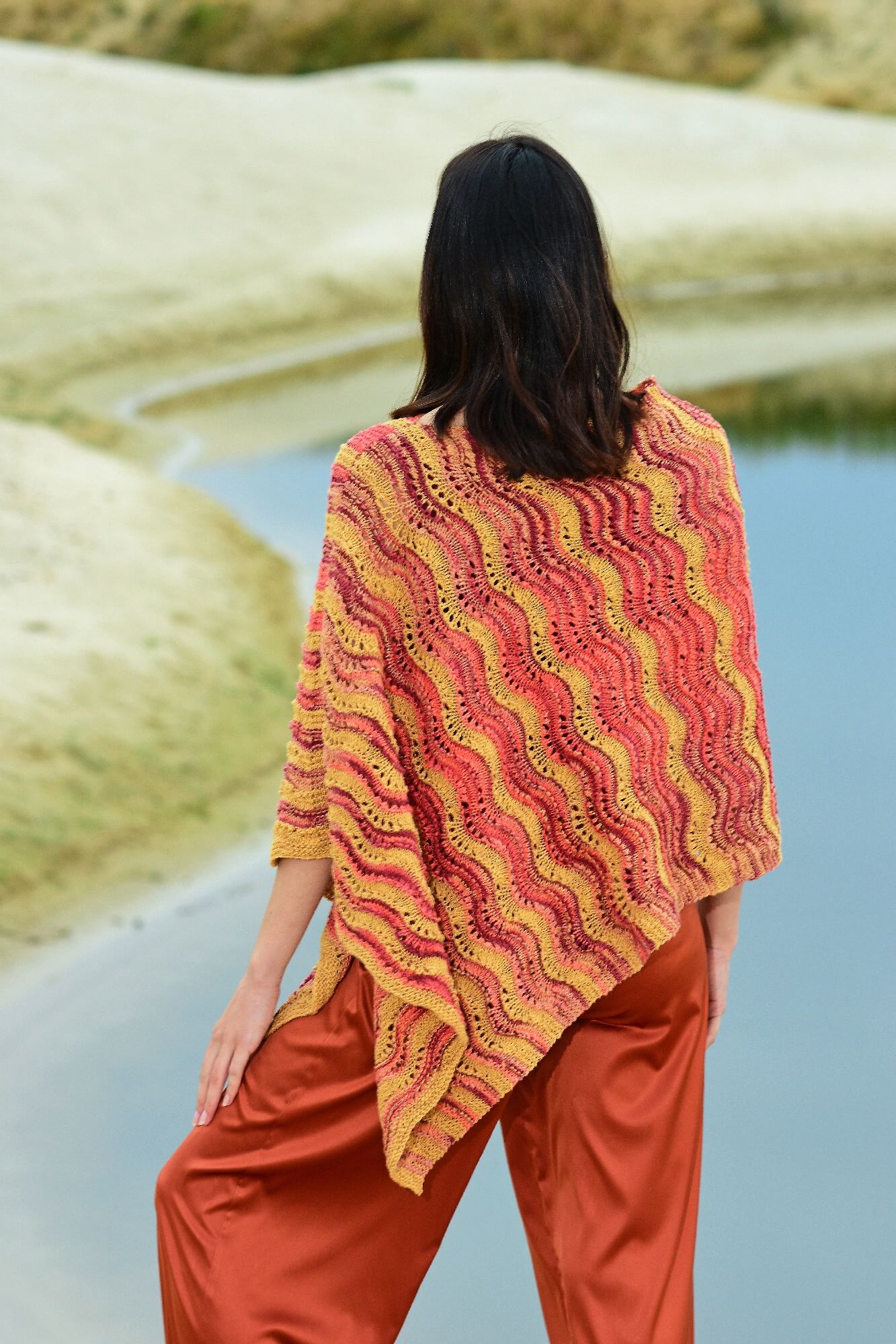 Poncho mit Wellenmuster stricken