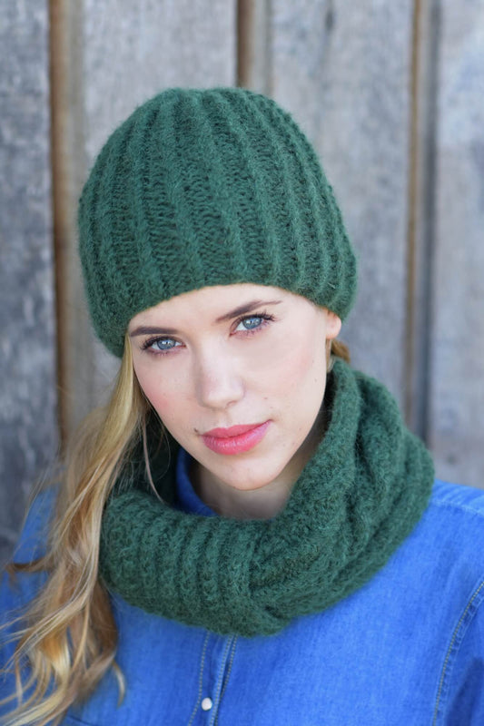 Mütze und Loop in Zopf-Strukturmuster stricken