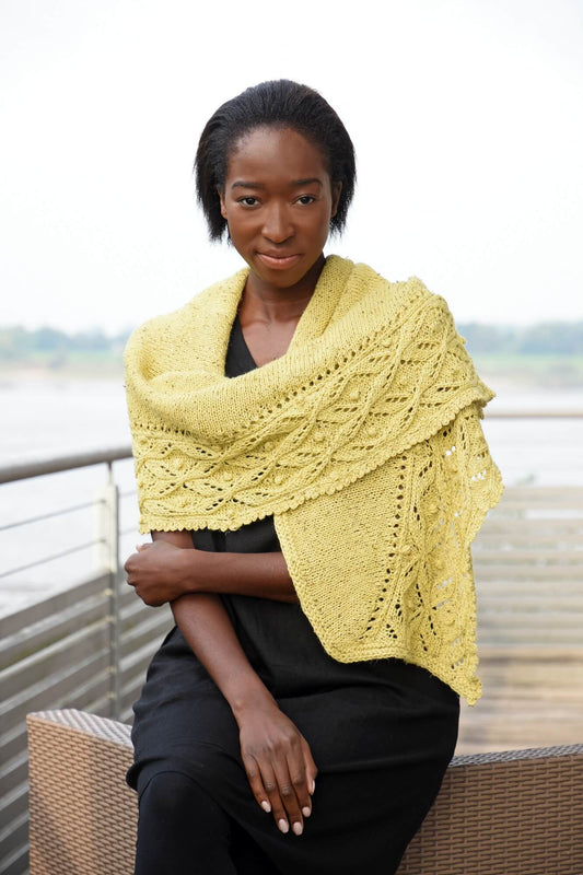 Tuch Luna wird mit Lochmusterbordüre gestrickt.