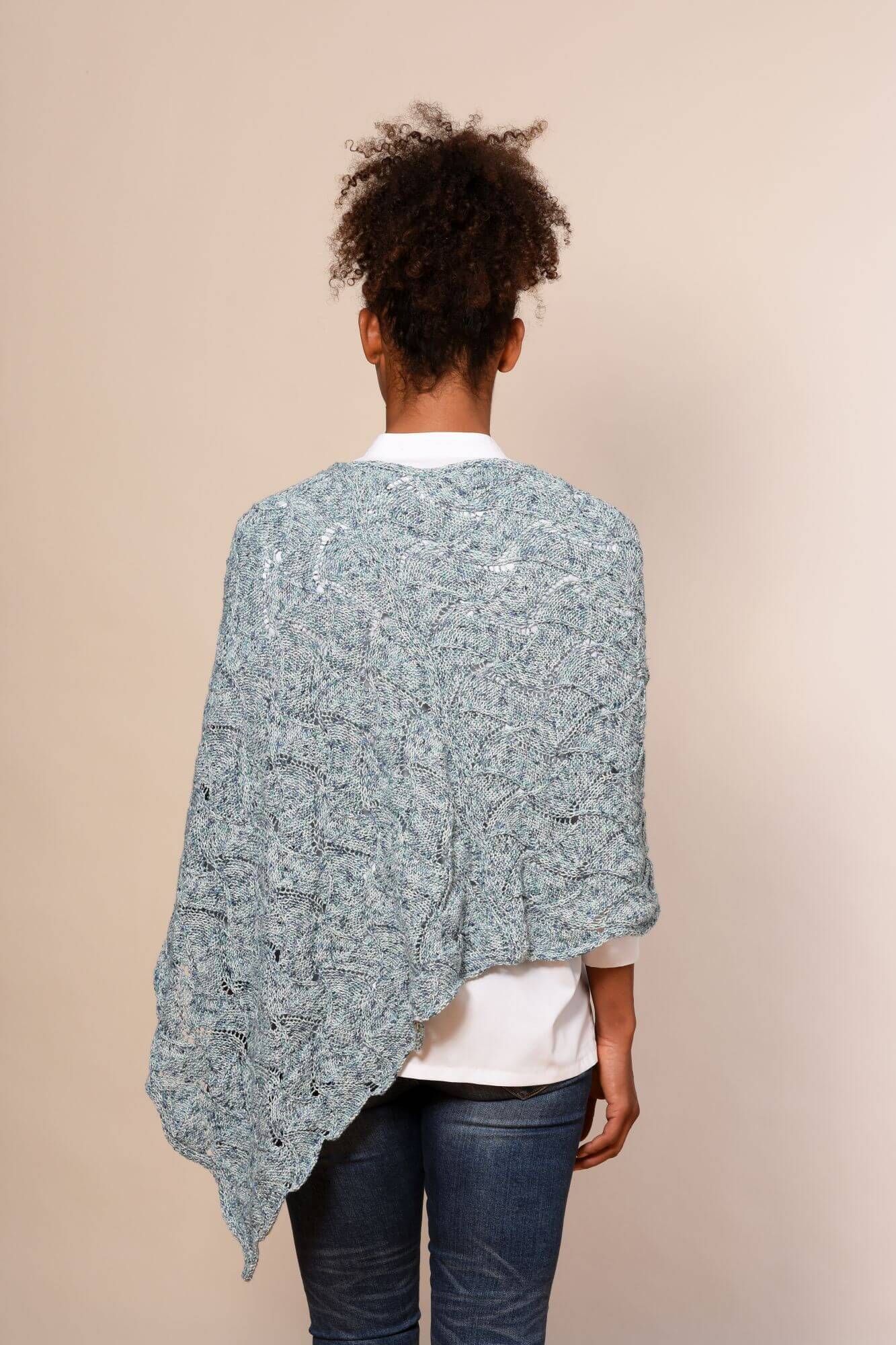 Poncho mit wellenförmigem Muster stricken