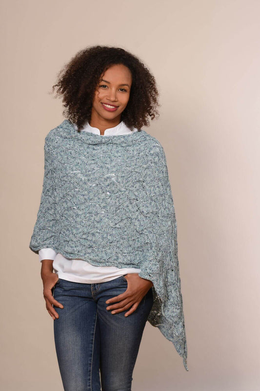 Poncho mit wellenförmigem Muster stricken