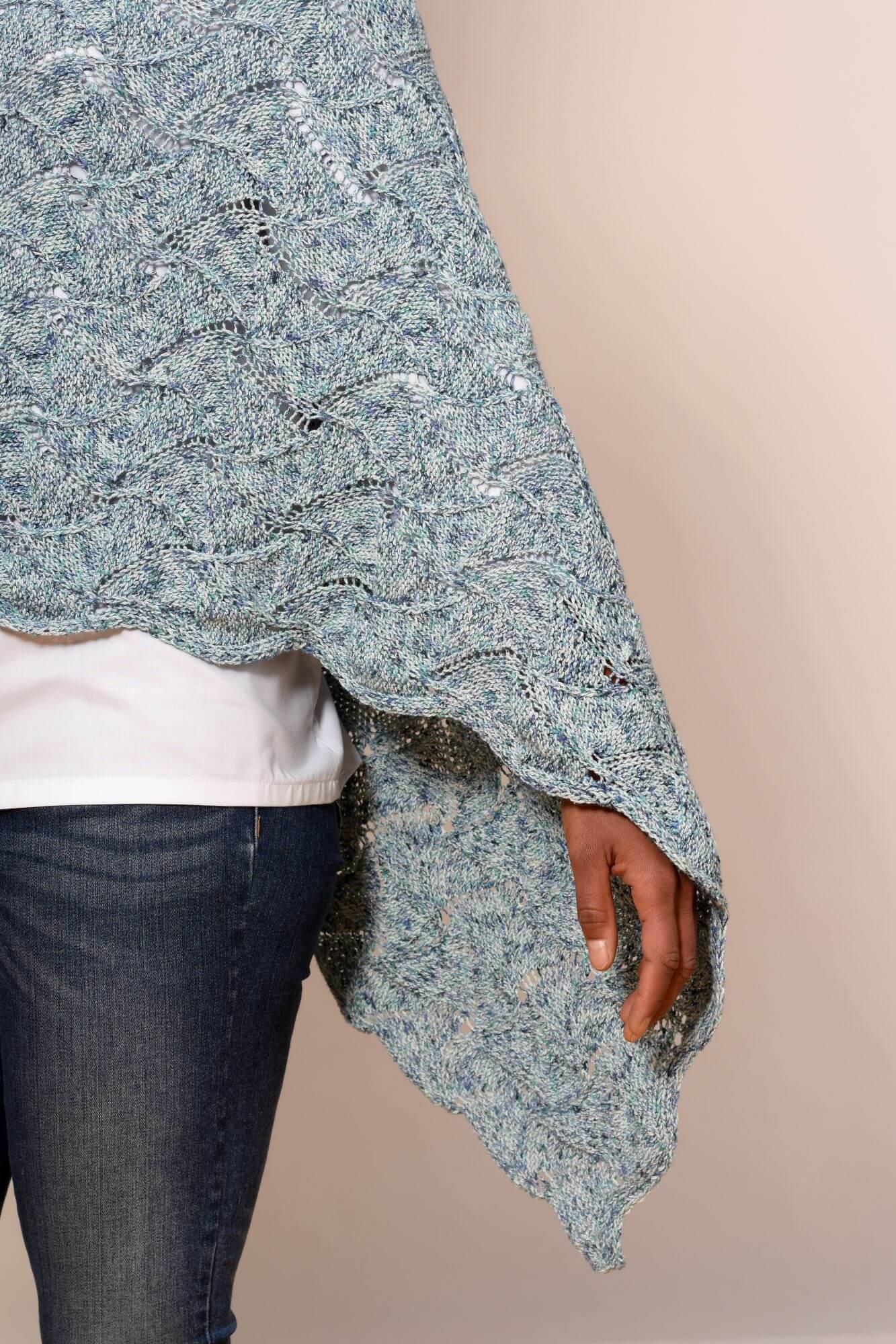 Poncho mit wellenförmigem Muster stricken