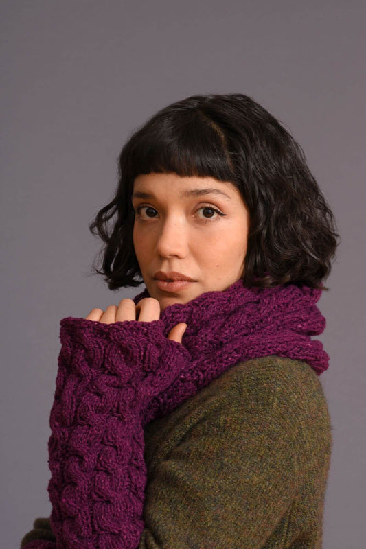 Set aus Loop und Stulpen mit Zopfmuster stricken