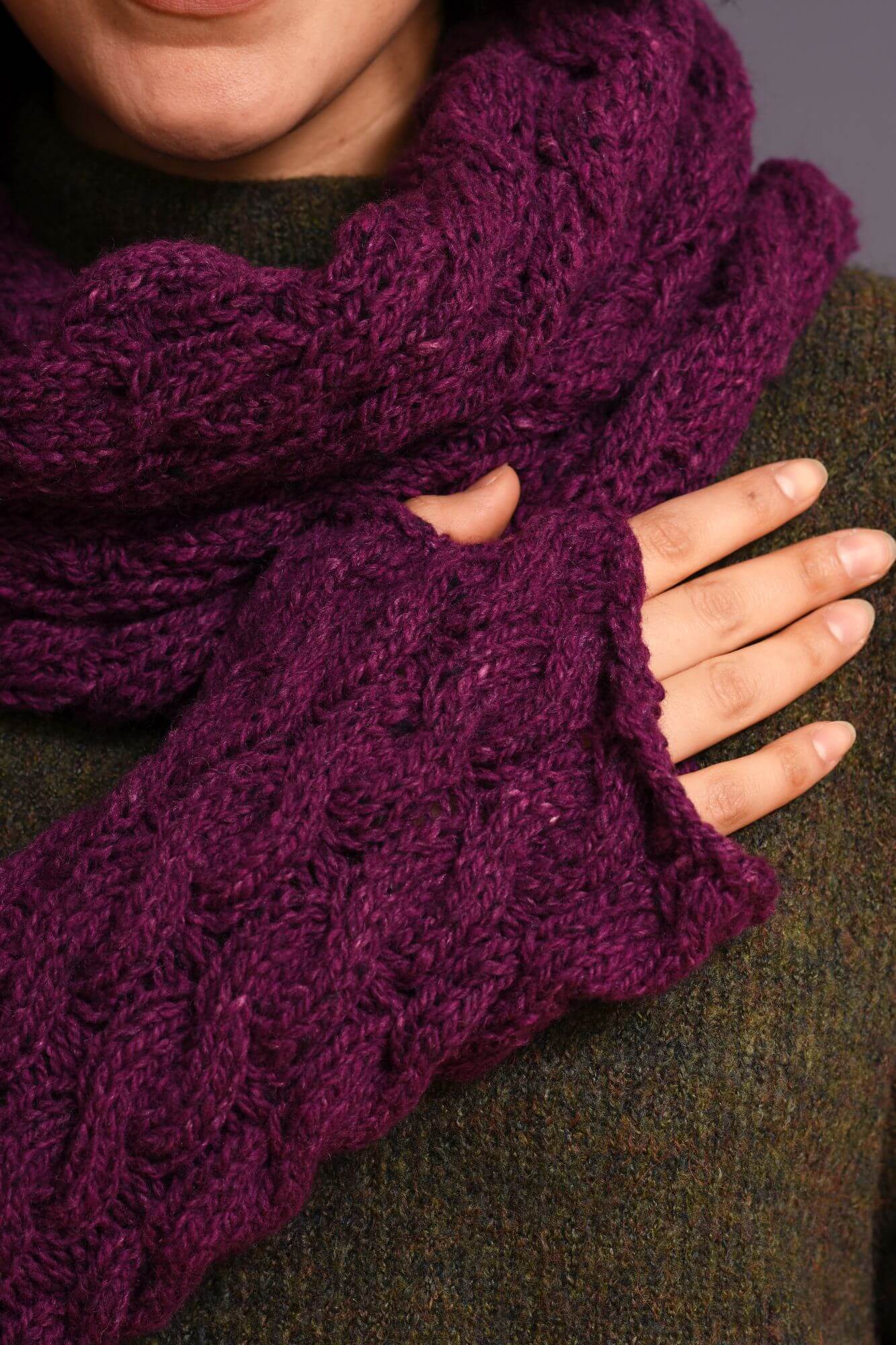 Set aus Loop und Stulpen mit Zopfmuster stricken