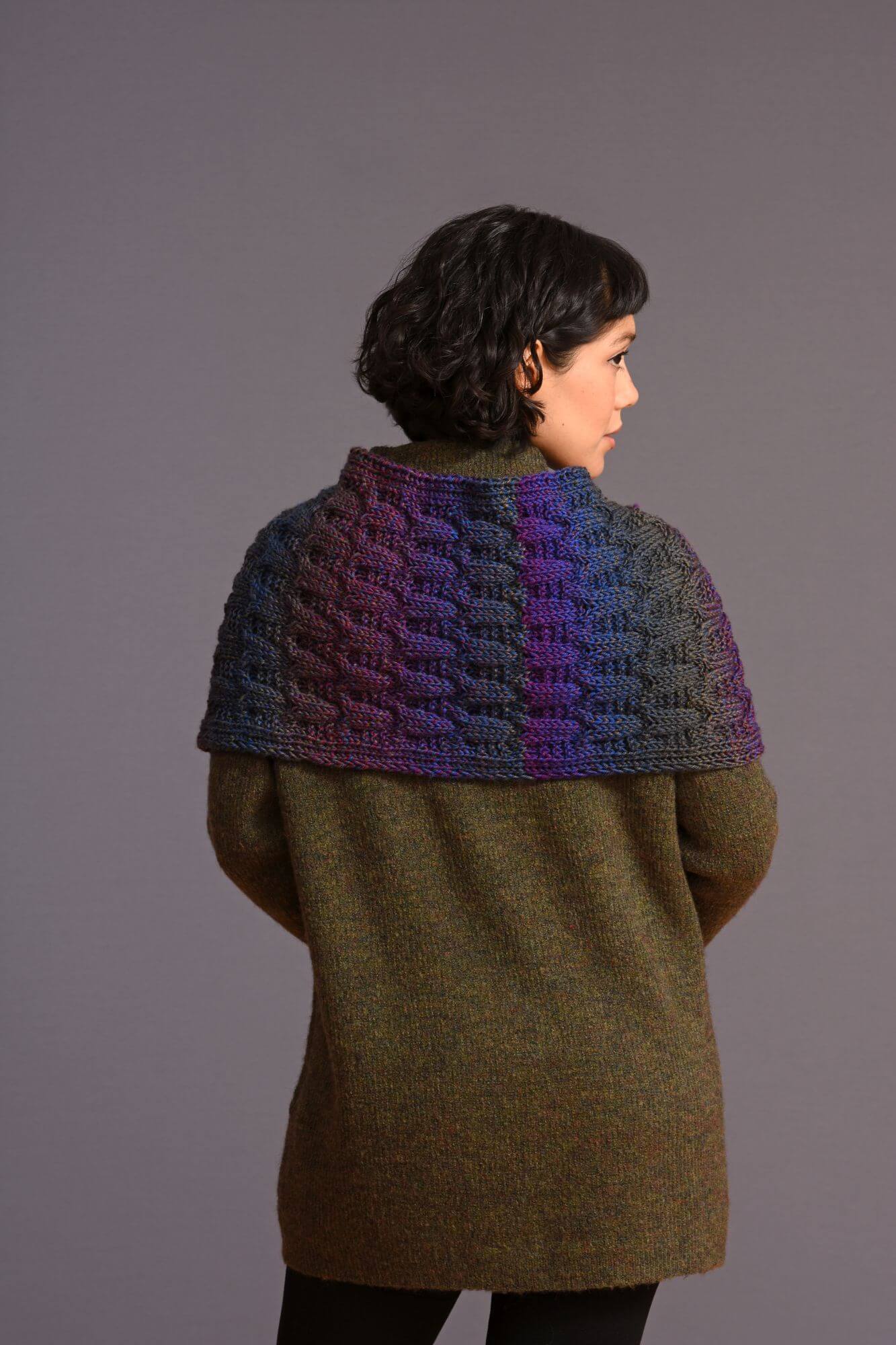 Poncho mit interessantem 3-D Muster stricken