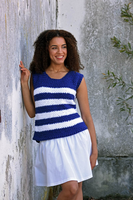 Top im maritimen Look stricken