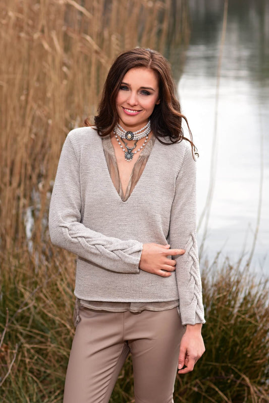 Pullover mit Zopf am Ärmel stricken