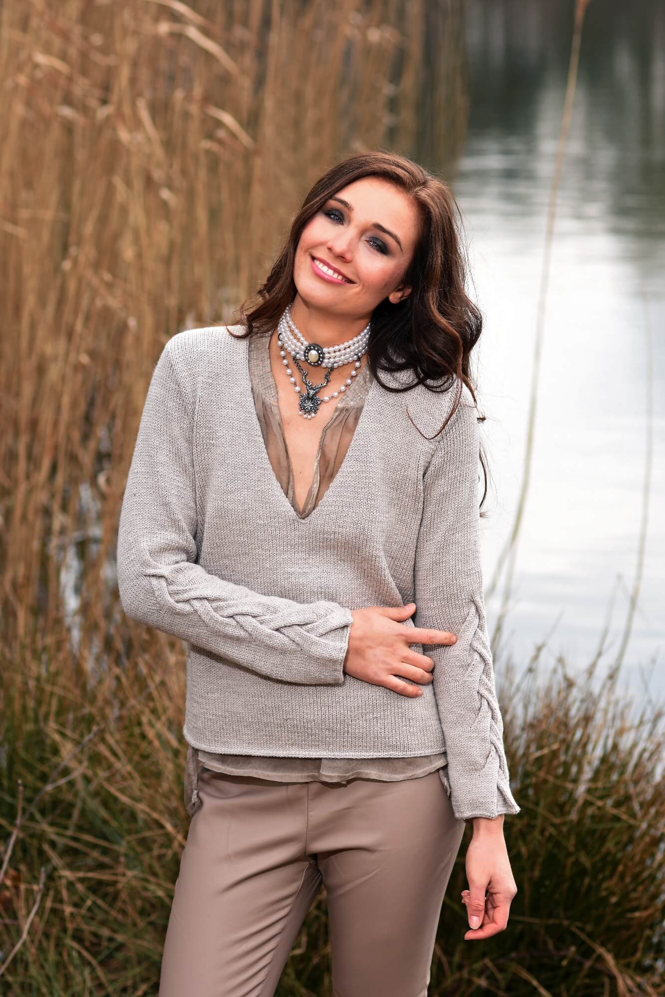 Pullover mit Zopf am Ärmel stricken