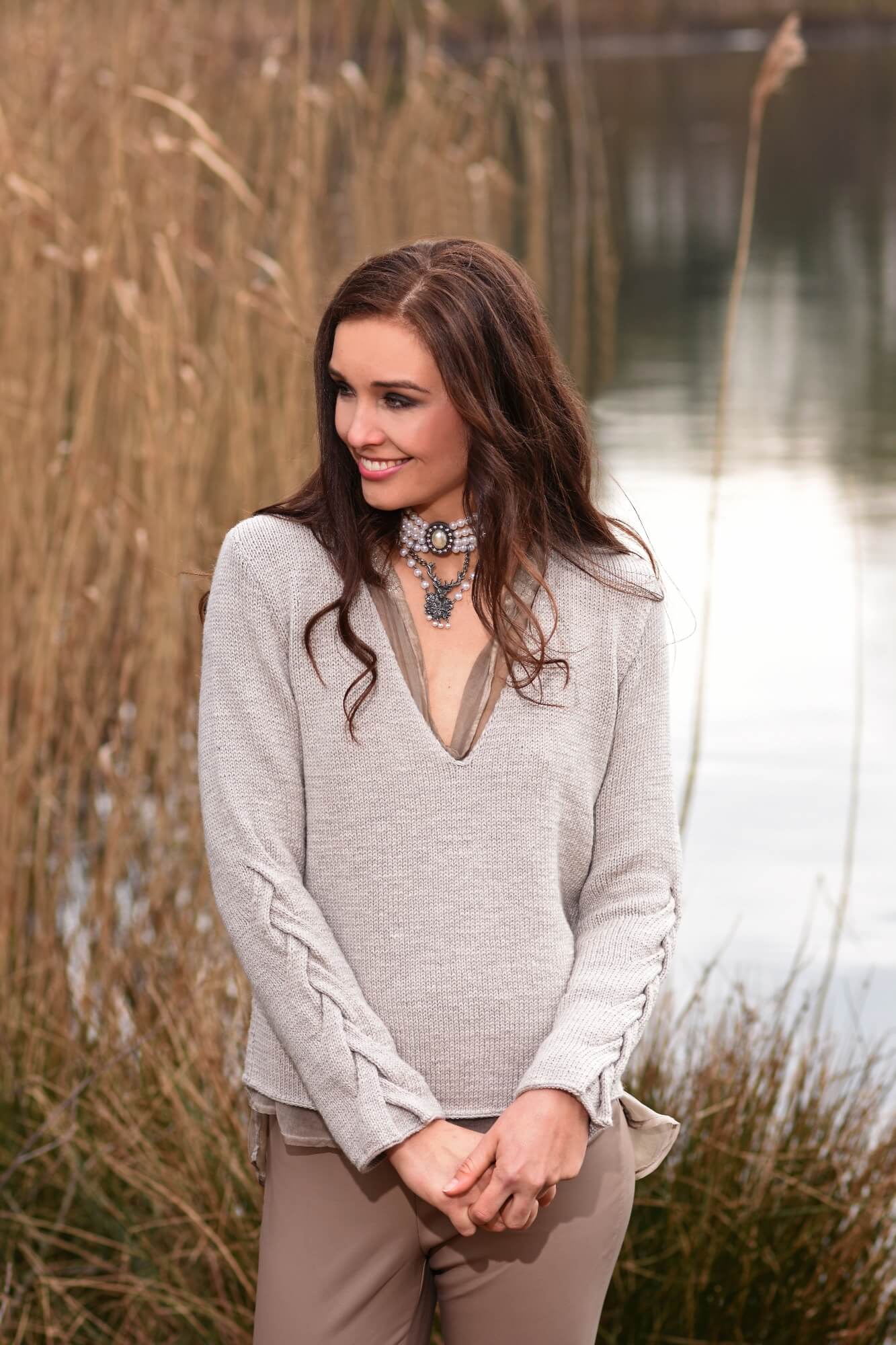 Pullover mit Zopf am Ärmel stricken