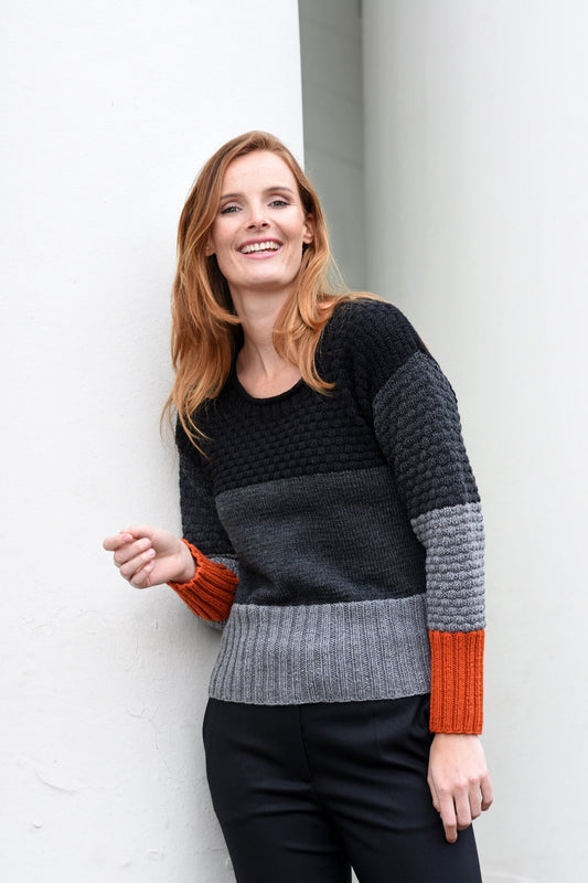 Vierfarbigen Pullover mit unterschiedlichen Strickmustern stricken