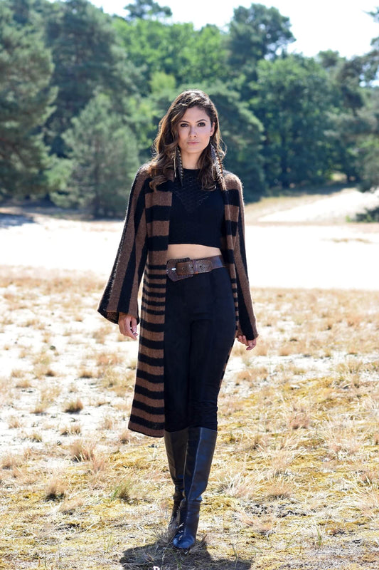 Lange Jacke mit unterschiedlich großen Streifen stricken