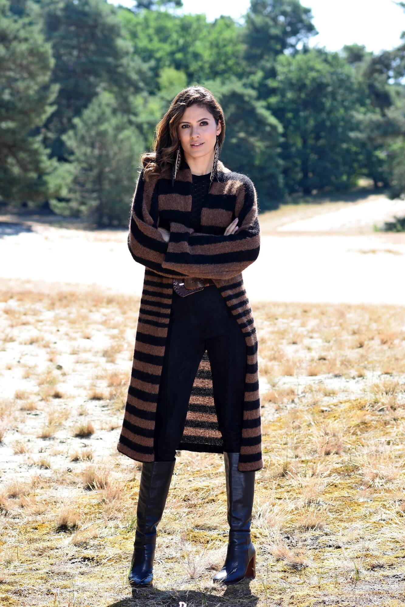 Lange Jacke mit unterschiedlich großen Streifen stricken