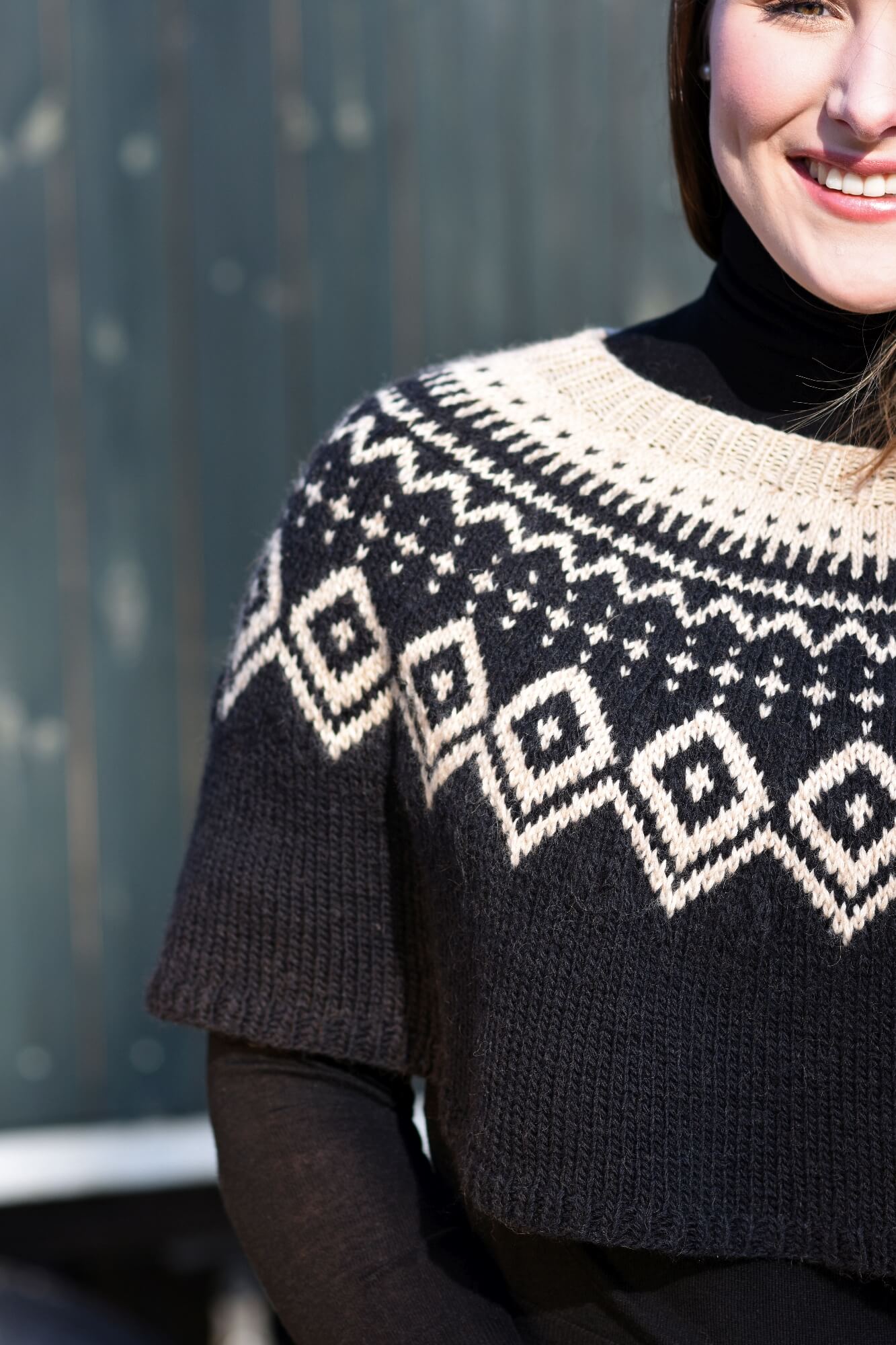 Poncho mit Einstrickmuster stricken