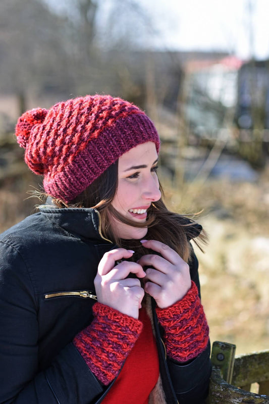 Mütze und Pulswärmer in zweifarbigem Muster stricken