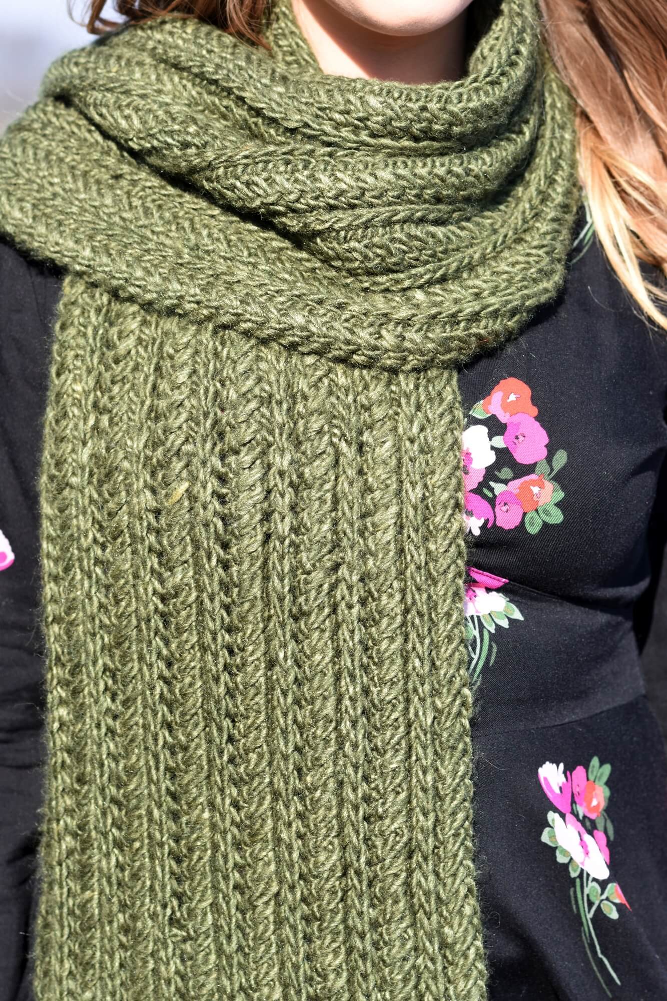 Schal mit Loch-Verkreuzungs Strickmuster stricken