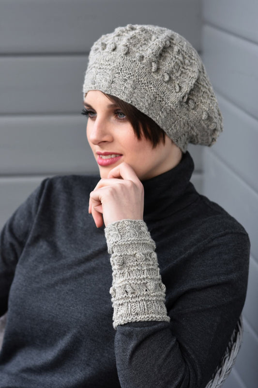 Baskenmütze und Pulswärmer mit vielen verschiedenen Strickmustern stricken