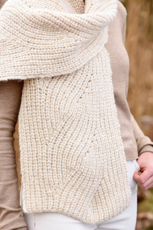 Schal mit wellenförmig verlaufenden Maschen stricken