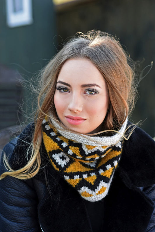 Loop in dreifarbigem Norwegermuster stricken