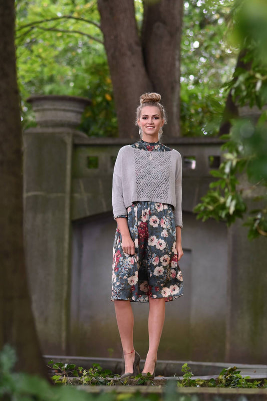 Pullover mit überschrittenen Schultern und Lochmustereinsatz stricken