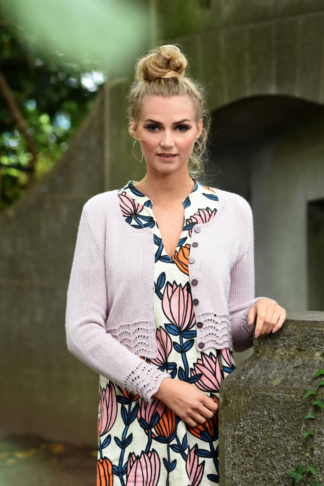 Kleine Jacke mit Lochmusterbordüren stricken