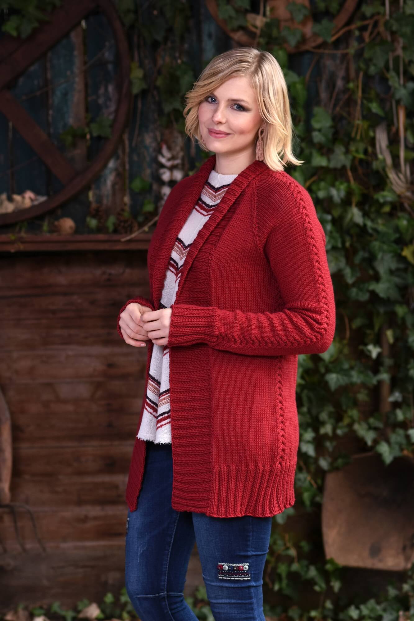 Raglanjacke mit Zöpfen stricken