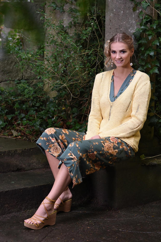 Pullover mit V-Ausschnitt und Fallmaschen stricken