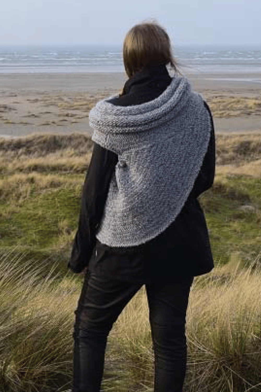 Poncho Tribute im Fischgrätmuster selber stricken