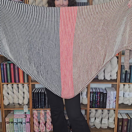 Tuch The Cadre aus Cowgirlblues Merino DK Solids und Kremke Soul Wool The Merry Merino 140 selber stricken
