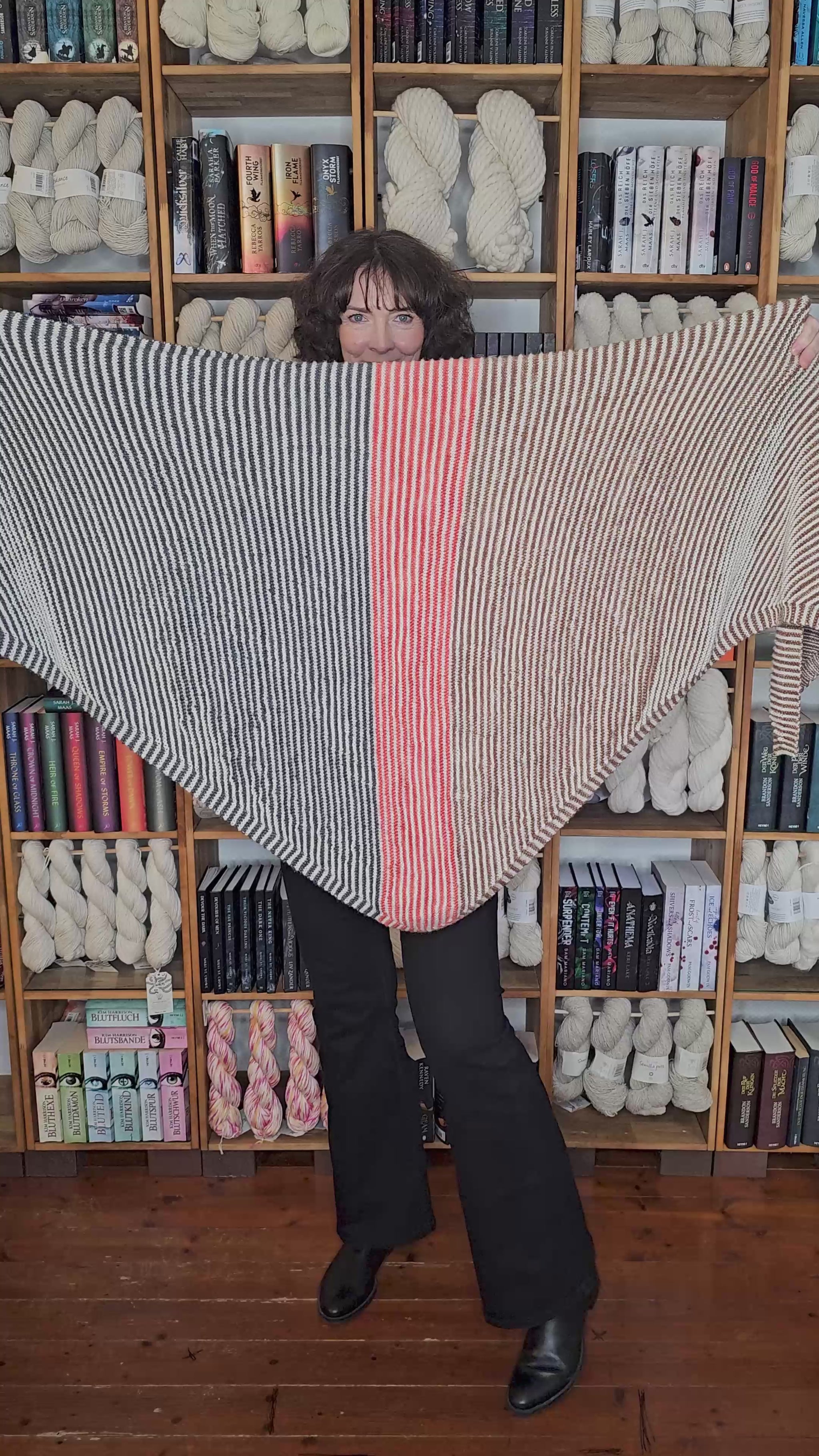 Tuch The Cadre aus Cowgirlblues Merino DK Solids und Kremke Soul Wool The Merry Merino 140 selber stricken